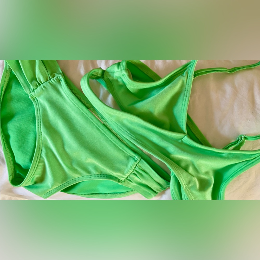 Art Class Sz-M/8 Beautiful Limey Vibrant Green Bikini Set, Like New, Tight Fit